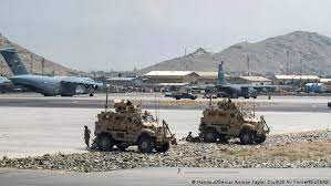 Außerhalb des kabuler flughafens gab es eine explosion. Explosion Am Flughafen Von Kabul Aktuell Asien Dw 26 08 2021