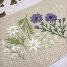 最近お気に入りの ブルーと紫の間の色 前はあまり使わなかった色だけど 使い始めるとクセになる色ってありませんか ヤグルマギク マーガレット ペラペラヨメナ ハコベ 野の花 野の花刺しゅう 刺しゅう 刺繍 ステッチ 針仕事 刺繍 図案 手作り 小物 刺繍