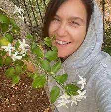 Yeni normale dönüşte kısıtlamalarını gevşeten oyuncu ve şarkıcı, makyajsız paylaşımıyla dikkat çekti. Yasak Elma Nin Yildizi Sevval Sam Makyajsiz Haliyle Sasirtti