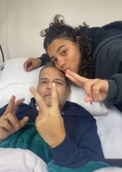 آخر ظهور لأشرف مصيلحي برفقة ابنته يرفعان علامة النصر لقهر السرطان