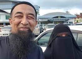 Tidak diketahui tarikh lahir : Eh Dok Ingat Mu Ada Bini Sorang Lagi Isteri Ustaz Azhar Idrus Seloroh Saat Rakam Foto Bersama Media Hiburan