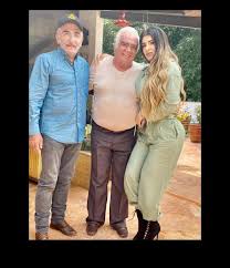 Alejandro has lived his years in guadalajara, jalisco, mexico., were he was registered by his parents. Vicente Fernandez Conocio A Su Nuera La Kim Kardashian De Tepatitlan Infobae