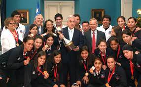 Con un aforo de 50 personas y estrictas medidas sanitarias, el mandatario rinde cuenta. Datei Colo Colo Femenino Y Sebastian Pinera 1 2012 Jpg Wikipedia