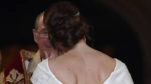 Check spelling or type a new query. Prinzessin Eugenie Alle Details Zu Ihrem Hochzeitskleid Stern De