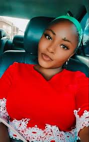 Engaging audience with valuable content and humor in makeup tutorials