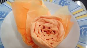 Zweifarbige servietten mit mintgrünen schleifen. Servietten Falten Rose Einfache Faltanleitungen Blume Blute Pflanze Kinder Basteln Servietten Falten Anle Servietten Falten Rose Servietten Falten Servietten