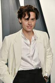 In his early career, he appeared in various projects alongside his twin brother dylan sprouse.in 2017, sprouse began starring as jughead jones on the cw. Bei Friends Dreh Cole Sprouse Stand Auf Jennifer Aniston Promiflash De