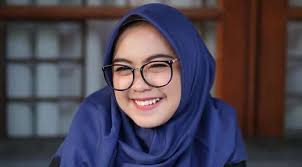 Namun, disisi lain ria ricis tampaknya tidak dapat menghadiri pemakaman dari sang ayah dikarenakan sedang susah sinyal. Ria Ricis Sekali Lagi Meminta Maaf Fajar