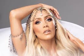 EVELYN VANESSA CALDERÓN FUE DESPEDIDA DE #ECUAVISA NI EL PADRINO LA SALVÓ.  OCHO AÑOS DURÓ LA COQUETA EN EL CERRO.