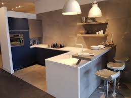 deze moderne keuken in u vorm heeft een gezellig schiereiland met betonlook barretje alle apparatuur in deze keuken is van a keuken keuken idee keuken ontwerp