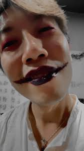 是面具還是你質變的容顏。, 當事物拉著越近看，你越來越看不清楚, 沒有了匆忙和急促, 縱使排山倒海的壓力將近, 只會讓你向後先退一步 ,  稍微墊個角尖的視野就會發現不太一樣, 原來，在你人生的這個階段, 拿到的劇本, 要使用這樣的人設。, 不用化妝拿起面具比手畫腳是很輕鬆的,  小丑裡說到, 「媽媽希望我每天看起來都要很開心」, 從微笑到練習微笑到有著妝容笑, ...