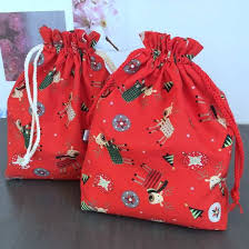 Cette Annee Emballez Malin Avec Des Pochons L Emballage Devient Un Cadeau Couture Cadeaux Noel Tissu De Noel Sacs Cadeaux En Tissu