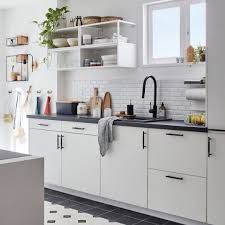 Une Cuisine Deux Possibilites Pour La Renover Meuble Cuisine Blanc Meuble Cuisine Cuisines Deco