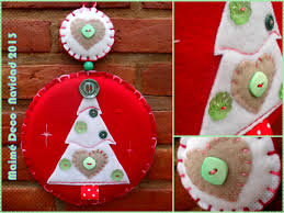 Colgante Para Puerta De 20 X 35 Cm Carton Reciclado Goma Espuma Panolenci Cinta Y Botones Heredados Manualidades Carton Reciclado Navidad