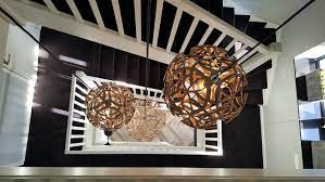 hier hangt 3x hanglamp antler in een vide de bovenste 2 bollen hebben een diameter van 50cm en de onderste pendant light set entrance hallway pendant lighting