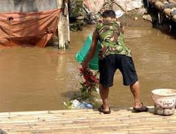 Contoh gambar kartun membuang sampah contoh niki via contohniki.blogspot.com. Gambar Orang Membuang Sampah Ke Sungai Nasi