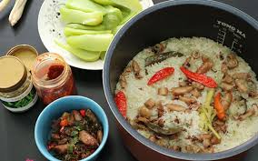 Mencicipi resep nasi liwet (foto : Resep Nasi Liwet Sunda Dengan Rice Cooker Home Cooking Notes