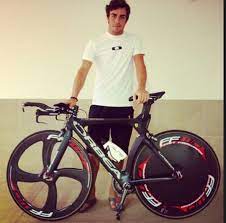 Fernando alonso konnte nicht mehr ausweichen oder rechtzeitig bremsen, er krachte mit seinem rennrad in den wagen. Der Unschuldige Fernando Alonso Auf Der Suche Nach Dem Ironman Von Hawaii