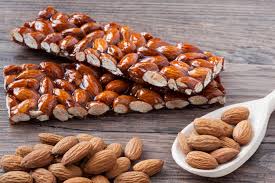 Tra i più diffusi il croccante che prevede l'aggiunta del miele , il croccante di nocciole , il croccante di pistacchi , ma anche quello con frutta secca mista , noci o semi di sesamo. Ricetta Del Torrone Di Mandorla
