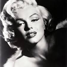 Marilyn always parted her hair to the left, a distinctive style that became  her signature look. 📸: #MiltonHGreene #MarilynMonroe #Iconic #Hair #Beauty  #Fashion #Hollywood #Photography #Blonde