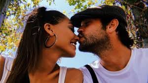 Babası,orhan deniz, annesinin adı hale temizyürek'dir. Dilan Cicek Deniz Kimdir Kac Yasinda Ve Evli Mi Hayat Hikayesi Nedir