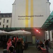 Die ganze familie hat sich im kleinen haus das ständig ausverkaufte „frau müller muss weg! angesehen. Staatsschauspiel Dresden Kleines Haus Neustadt Glacisstr 28