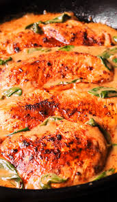 Chicken And Spinach In Creamy Paprika Sauce Is An Easy To Make One Pan Dish With Amazing Flavor From Dry White Wi Chicken Recipes Paprika Sauce Poultry Recipes