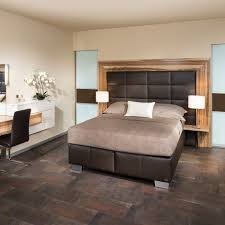 Ein boxspringbett gilt vielen als inbegriff der gemütlichkeit. Boxspringbett Mit Leder P Max Massmobel Tischlerqualitat Aus Osterreich Schlafzimmer Haus Deko Zimmer