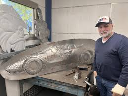 Dieser Betriebsinhaber erschafft Superhelden aus Metall