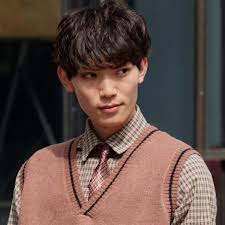 It is a medium length messy hairstyle that has a lot of jazz. Korean Men Hairstyle 2020