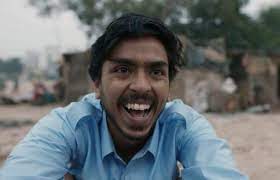 Nacido en una villa en el corazón de la india, trabaja en una tienda de té. Tigre Blanco La Pelicula De Netflix Que Retrata La Desigualdad En India