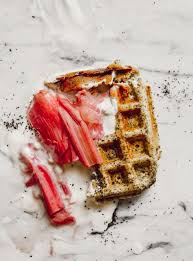 Vegane Mohnwaffeln Mit Rhabarber Und Joghurt Zuckerfrei Glutenfrei Regional Saisonal Justine Kept Calm Went Vegan Rezept Lebensmittel Essen Waffeln Rezept Rhabarber