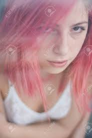 Cheveux Rose Jeune Fille De Portraits Intimes À Travers La Fenêtre Banque  D'Images et Photos Libres De Droits. Image 33670986