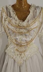 She rebuffs william, a suitor, because he's insistent on behavior she considers inappropriate: Regina Di Cuori Bianca Noleggio Costumi E Abiti D Epoca