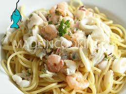 Dans un wok, versez le jus des fruits de mer puis ajoutez la sauce tomate et laissez mijoter pendant 2 minutes. Spaghettis Aux Fruits De Mer Made In Cooking