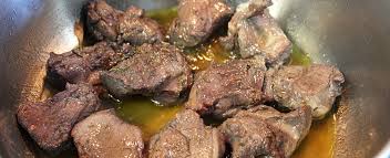 Expertos en platos de caza mantienen que adobar bien el producto es imprescindible. Jabali Estofado Con Patatas