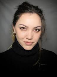 Headshots require some texture 👀 especially for you curly-haired  actors/actresses! Your curls are a signature, not something to tame or hide  in your headshots. Use soft, natural lighting or a well-placed backlight