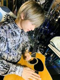 Pin By Snekkkkku On Onewe Modern Music The Little Prince Music Instruments