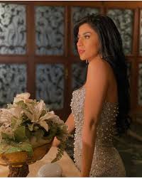 وحضر الحفل العائلتين والأصدقاء المقربين وسط إجراءات احترازية ضد فيروس. Ø¥Ø·Ù„Ø§Ù„Ø© Ø¬Ø°Ø§Ø¨Ø© Ù„Ù„ÙÙ†Ø§Ù†Ø© ÙƒØ§Ø±ÙˆÙ„ÙŠÙ† Ø¹Ø²Ù…Ù‰ Ø¹Ø¨Ø± Ø§Ù†Ø³ØªØ¬Ø±Ø§Ù…