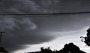 Para o interior, o simepar aponta de chuva de intensidade fraca a moderada ao longo do dia. A Voz De Ibaiti E Regiao Tempo Vira Em Curitiba Com Escuridao Chuva Raios E Granizo Temperatura Vai Cair 10 Graus