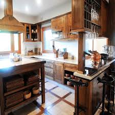 La cocina es el corazón rústico de la casa, con sus vigas vistas, el suelo de barro y unos artesanales muebles de abedul. Cocinas Rusticas Espacios Calidos Y Acogedores Homify