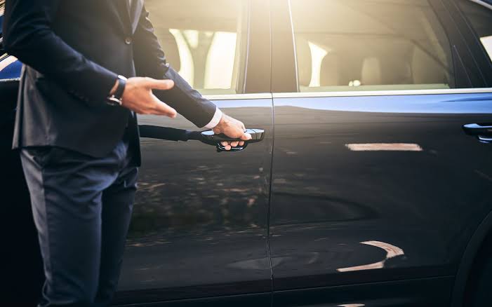 Top 10 Benefits of Using a Chauffeur Service for Business Travel - Premium  Black Car & Chauffeur Service Worldwide - Dav El | BostonCoach