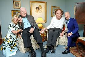 Jimmy carter is reported to be 1.77m tall while joe biden is 1.82m tall, but even if the photo sees the carters sitting in armchairs, with jill biden kneeling next to jimmy carter and president biden. Dra60lroyjf3pm