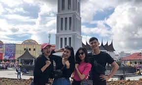 Tapi eko menolak dengan alasan film ini kerja bareng dengan pendakwah felix siauw. 10 Gambar Jam Gadang Sejarah Misteri Lokasi Alamat Ukuran Tinggi History Wisata Malam Hari Jejakpiknik Com
