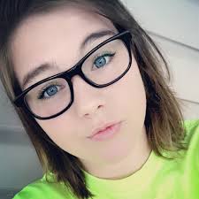 Stefanie Huggins (@huggins2322)