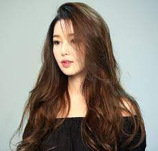Here the sides the cut short and there is a trimmed double horizontal pattern done on the short trimmed side. Neuefrisureen Club Medium Curly Hair Styles Ulzzang Hair Medium Hair Styles