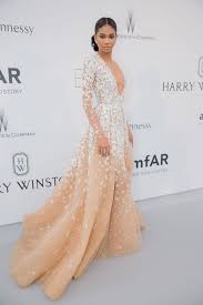 Instead, lagerfeld's right hand, virginie viard, took the bow instead. Le Gala De L Amfar A Cannes Robe De Festival Belle Robe Tendances Robes De Soiree