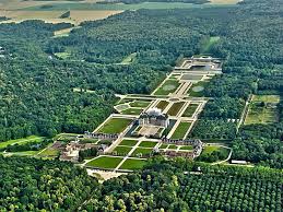 Chateaux De Vaux Le Vicomte French Architecture Chateau France Architecture