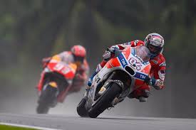 Motogp Sepang Andrea Dovizioso Wins To Keep 2017 Motogp Title Fight In Malaysia Motogp Sepang Racing Motorcycles