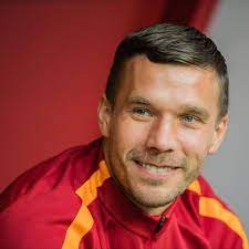 Keiner kennt seine vorlieben für die frisur und den bart so gut wie geschäftsführer felix hohleich. Lukas Podolski Teilt Seltenes Foto Seiner Kleiner Tochter Gala De